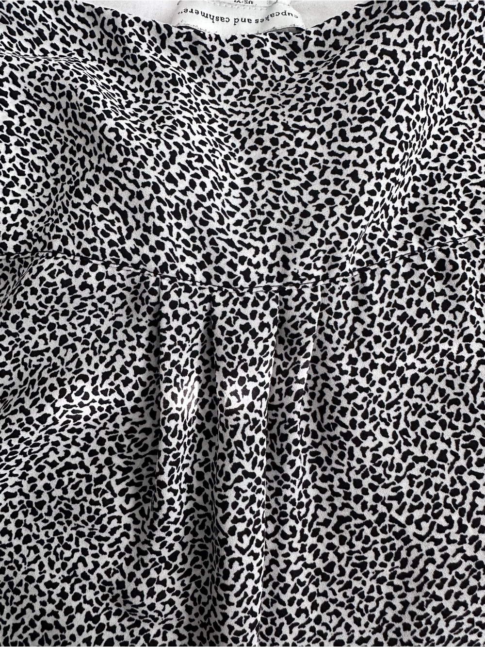 cupcakes & cashmere Black and White Printed V-Neck Blouse - Picture 7 of 7